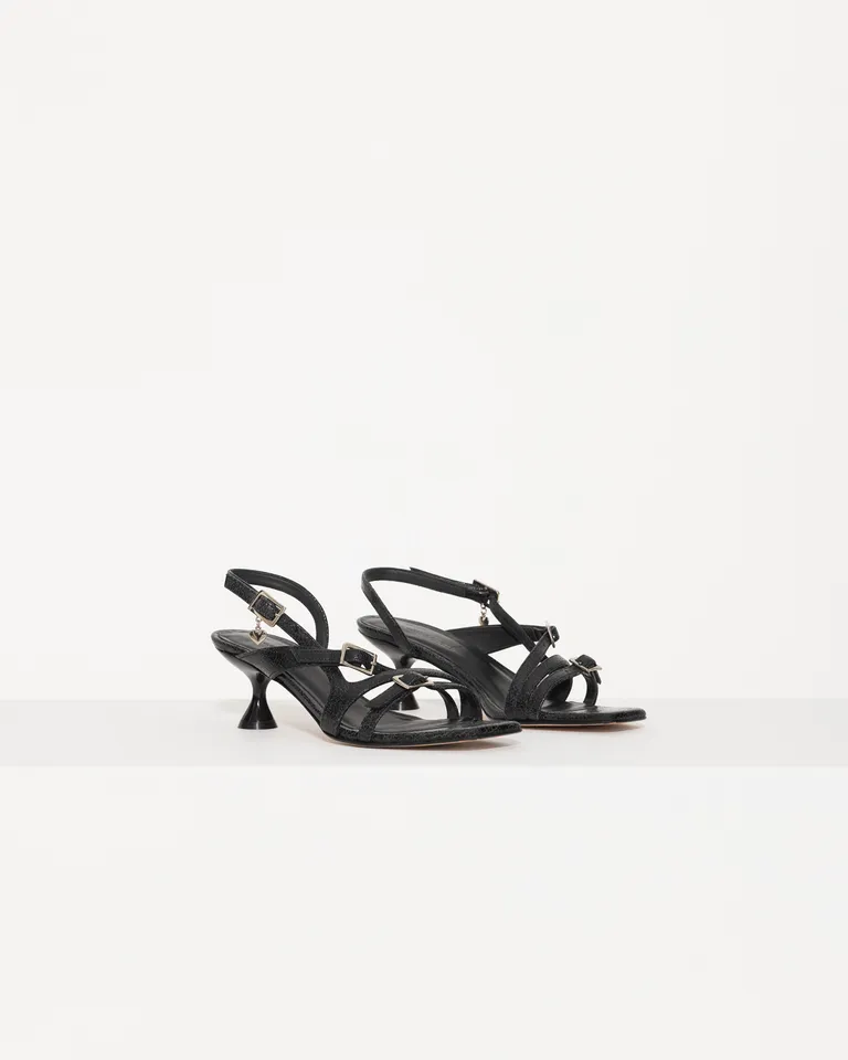 Sandalias de cuero con detalles en hebillas - Elegancia y versatilidad en cada paso de Jazmin Chebar en Sandalias para argentina