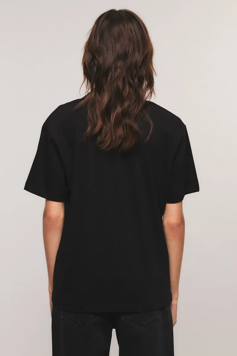 Remera de corte holgado con cuello redondo mangas cortas y estampa frontal al centro de Kosiuko en Remeras para argentina