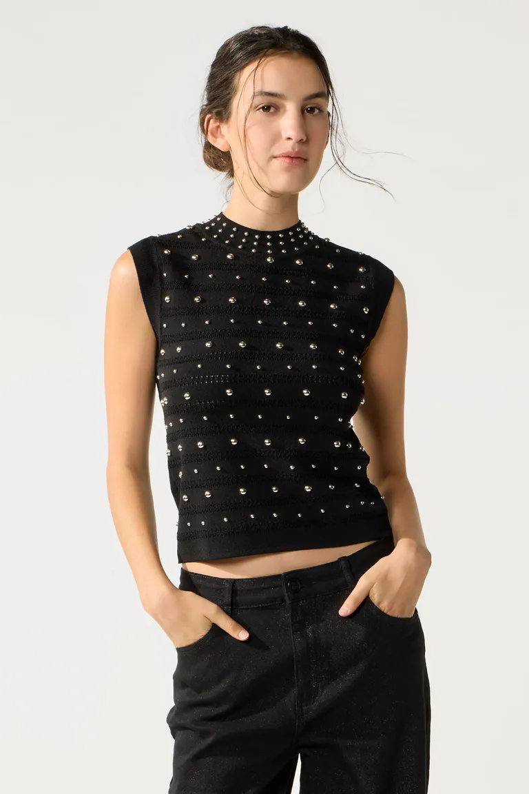 Top de punto negro con diseño calado y tachas plateadas de Cuesta Blanca en Tops para argentina