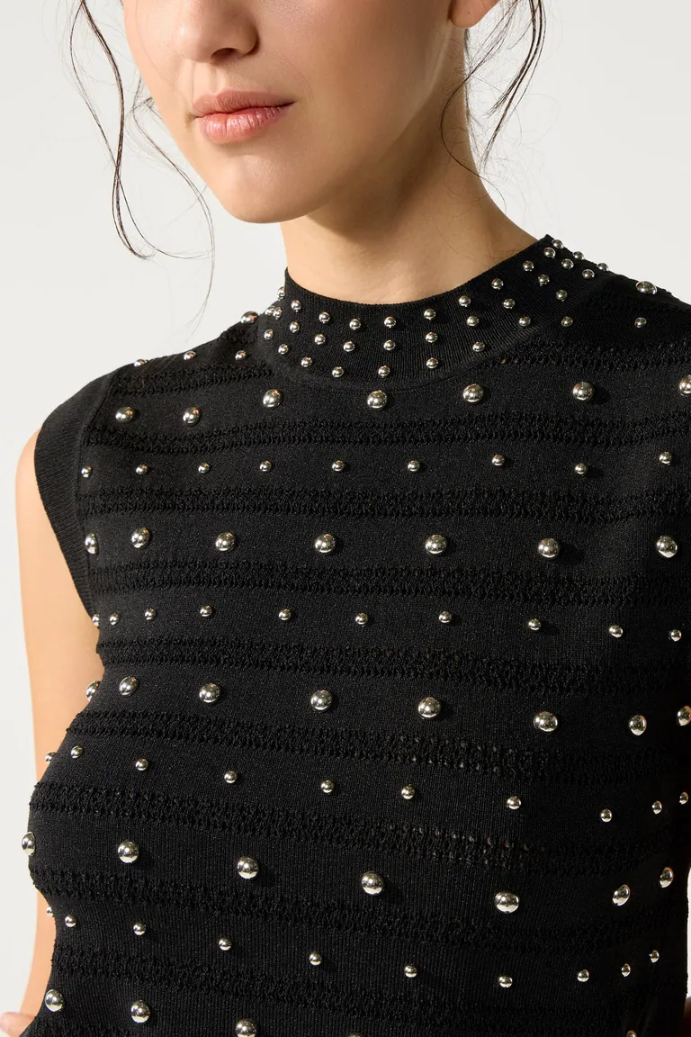 Top de punto negro con diseño calado y tachas plateadas de Cuesta Blanca en Tops para argentina