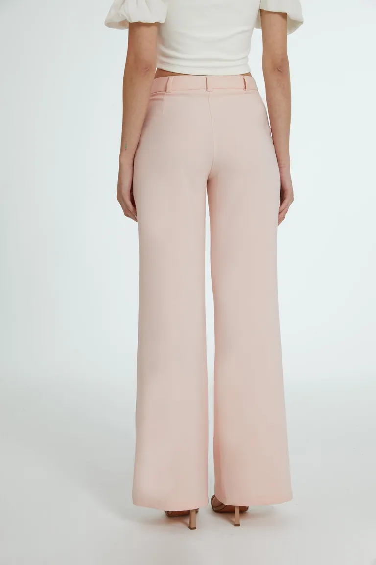 Pantalón de corte recto en crepe de seda tono rosa con pinzas y bolsillos de Naíma en Pantalones para argentina