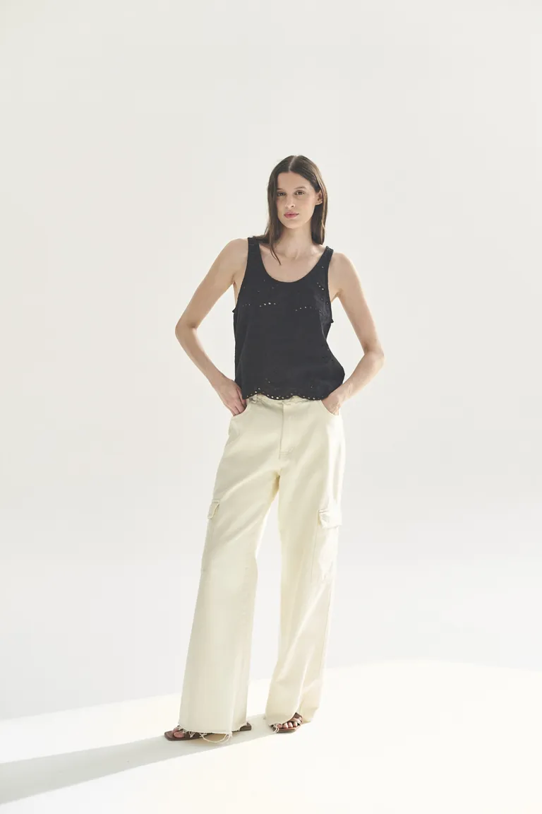 Musculosa negra de corte recto y escote en V de Akiabara en Tops para argentina