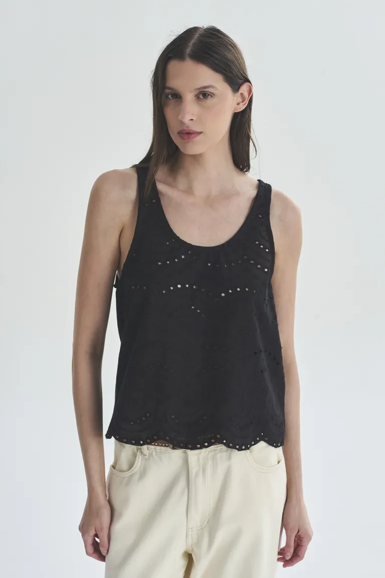 Musculosa negra de corte recto y escote en V de Akiabara en Tops para argentina