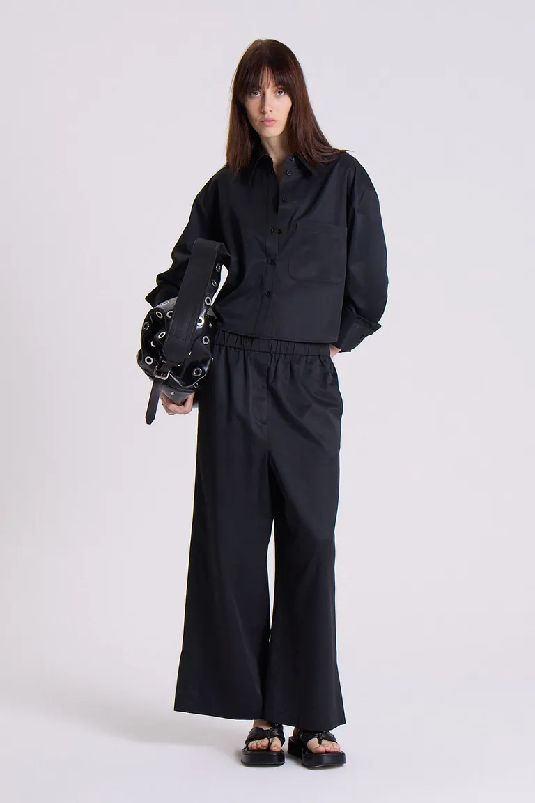 Pantalón negro de corte relajado y cintura elástica, ideal para un look moderno y cómodo de Maria Cher en Pantalones para argentina