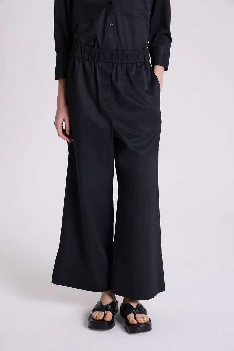 Pantalón negro de corte relajado y cintura elástica, ideal para un look moderno y cómodo de Maria Cher en Pantalones para argentina