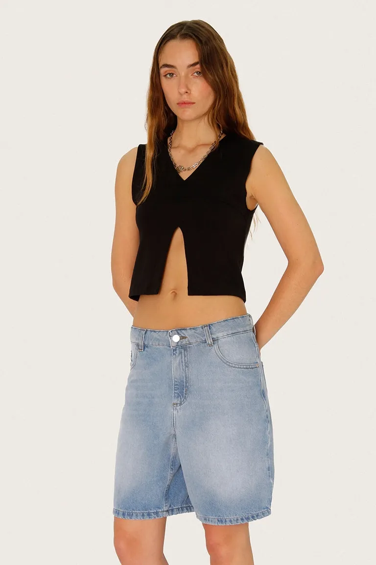 Musculosa soux negra de escote en V y recorte en el busto de Sofia Sarkany en Tops para argentina