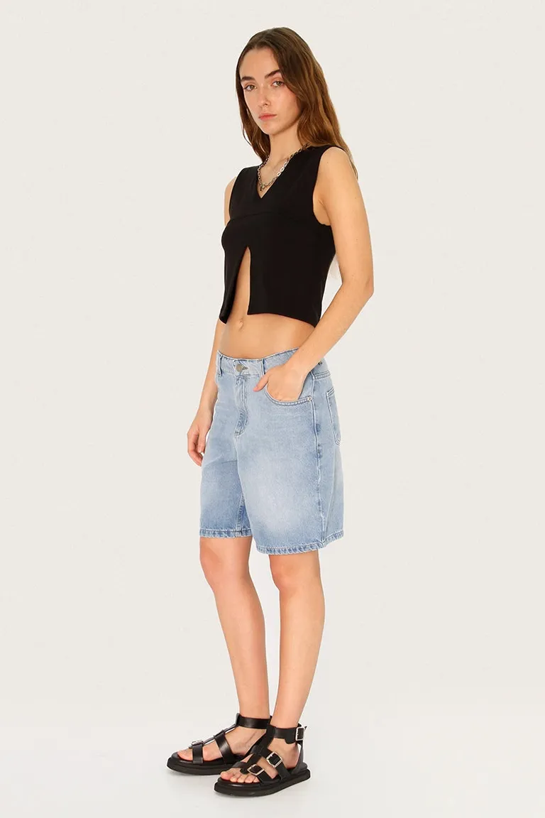 Musculosa soux negra de escote en V y recorte en el busto de Sofia Sarkany en Tops para argentina