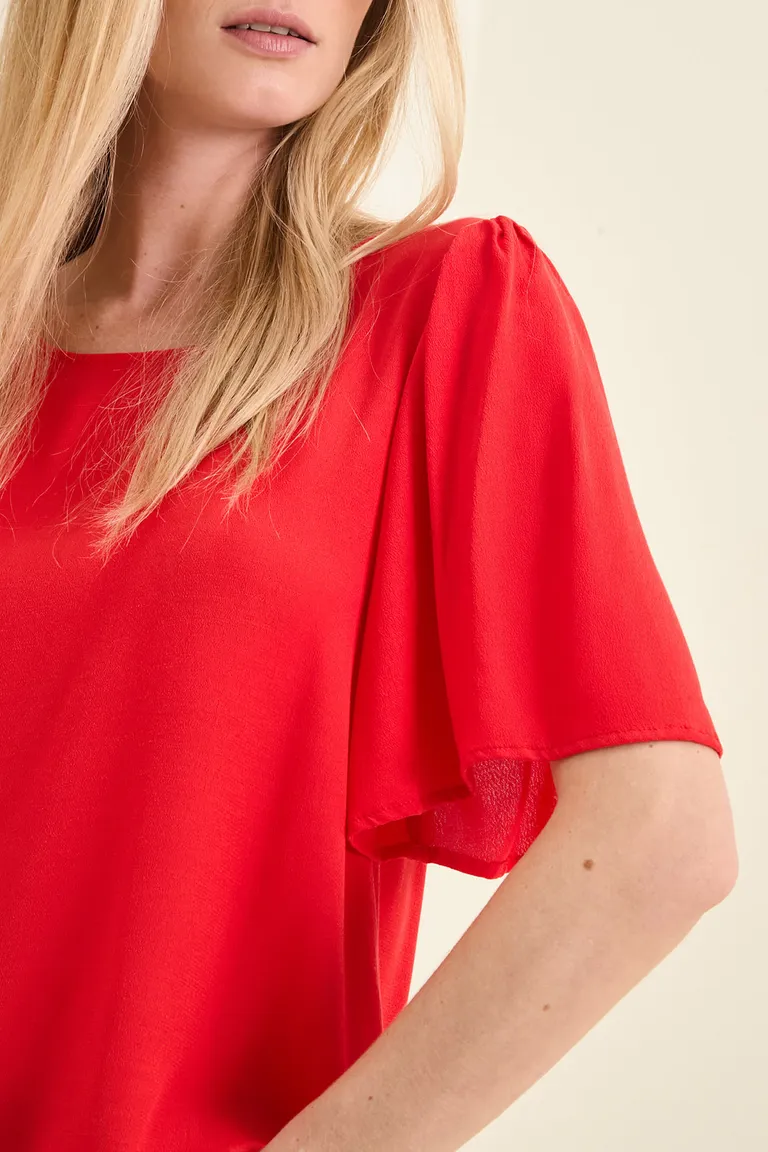 Blusa con mangas cortas fruncidas, escote redondo y ruedo posterior curvo de Cuesta Blanca en Blusas para argentina