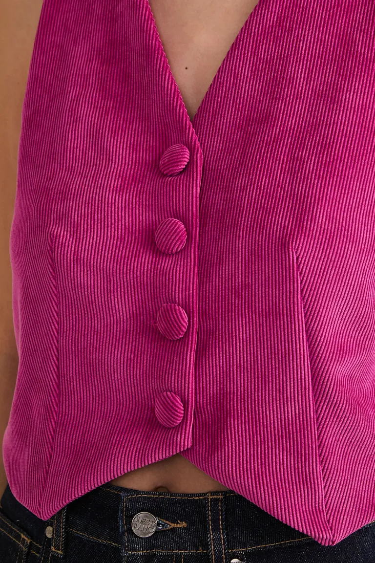 Chaleco sin mangas con escote en V, cierre de botones forrados y pinzas de entalle de Cuesta Blanca en Chalecos para argentina