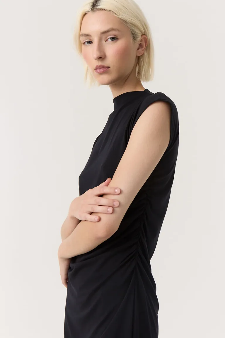 Vestido corto entallado con cuello subido y detalle de fruncido lateral de Furzai en Vestidos para argentina