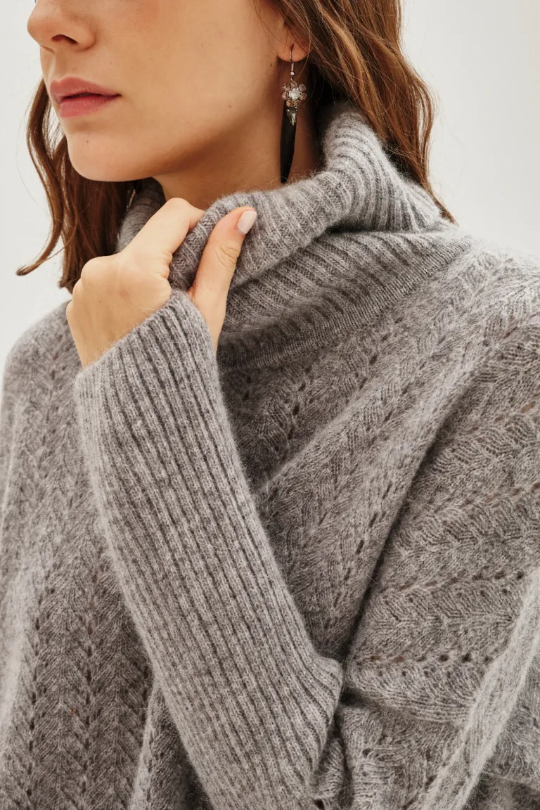 Sweater de punto con cuello alto aberturas laterales y terminaciones en rib de Rapsodia en Buzos y Sweaters para argentina