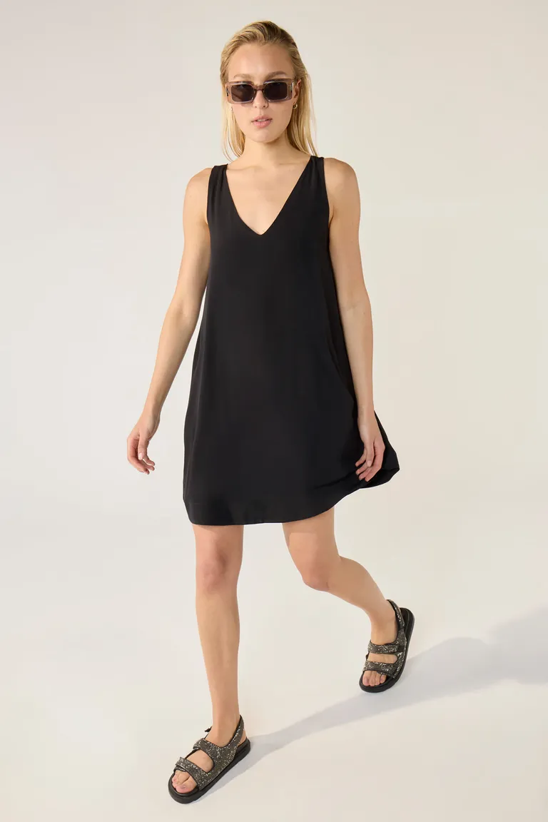 Vestido negro corto con escote en V y espalda con abertura de Cuesta Blanca en Vestidos para argentina