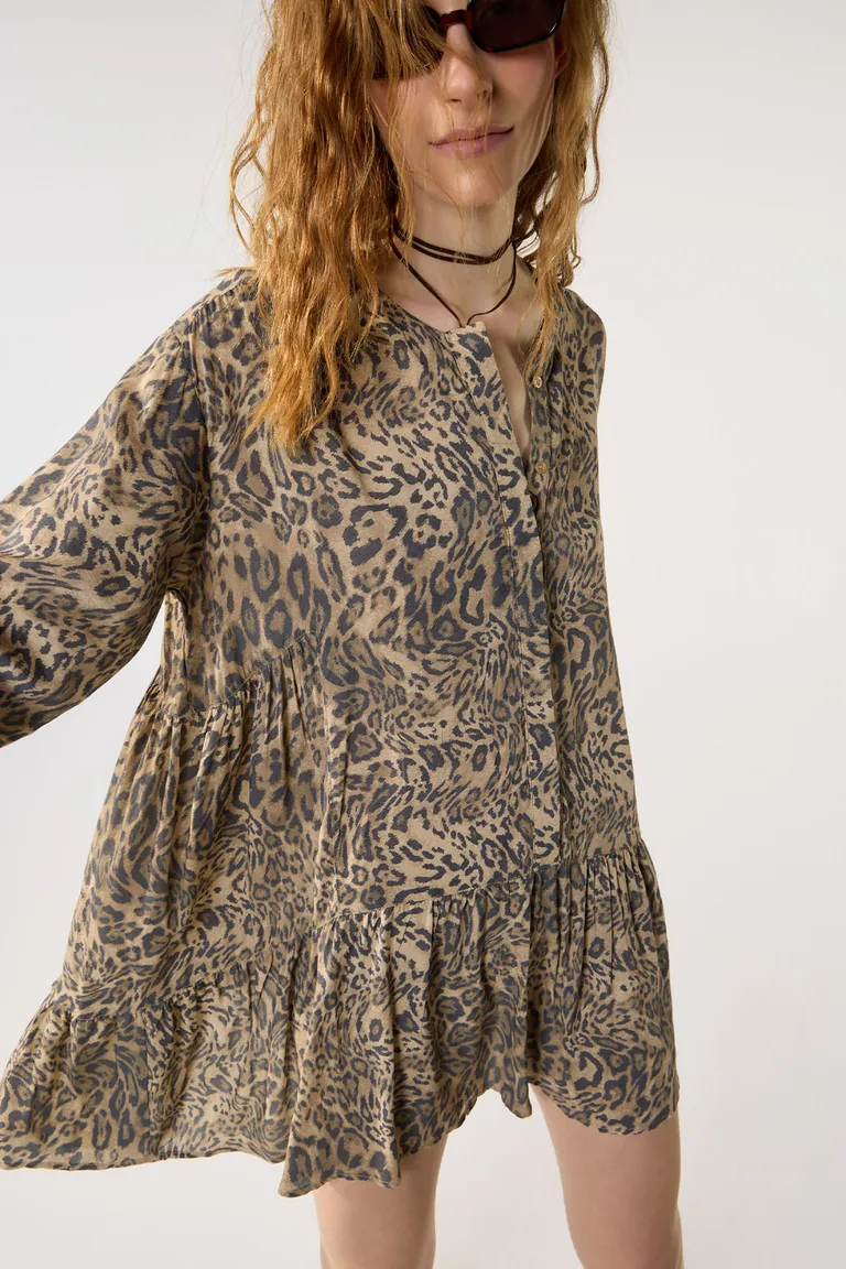Vestido corto estampado con detalles en voile y escote redondo con cartera oculta de Cuesta Blanca en Vestidos para argentina