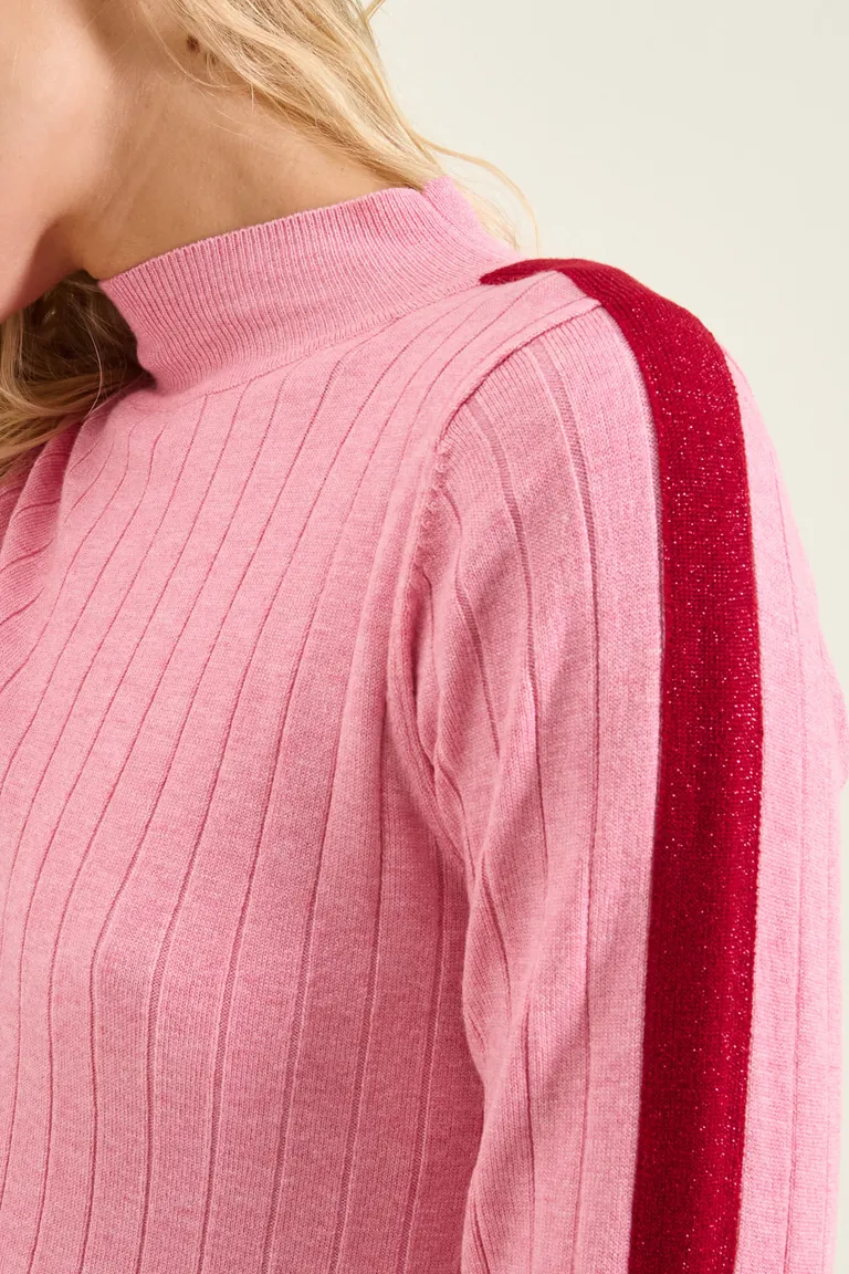 Sweater tejido de cuello alto con detalles de franjas laterales en mangas largas de Cuesta Blanca en Buzos y Sweaters para argentina