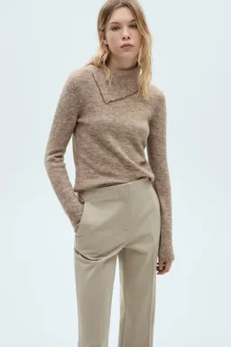 Pantalón flare tiro medio de Mango en Pantalones para argentina