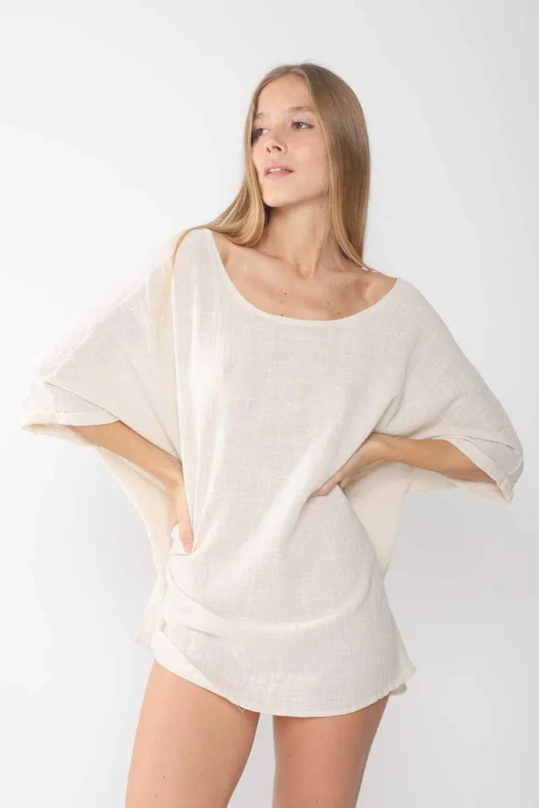 Remera amplia y holgada de bambulá con escote en espalda y aberturas laterales de Belle en Túnicas para argentina