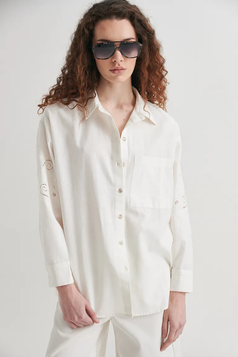 Camisa blanca de algodón con detalles de broderie y bolsillo decorativo de Sweet en Camisas para argentina