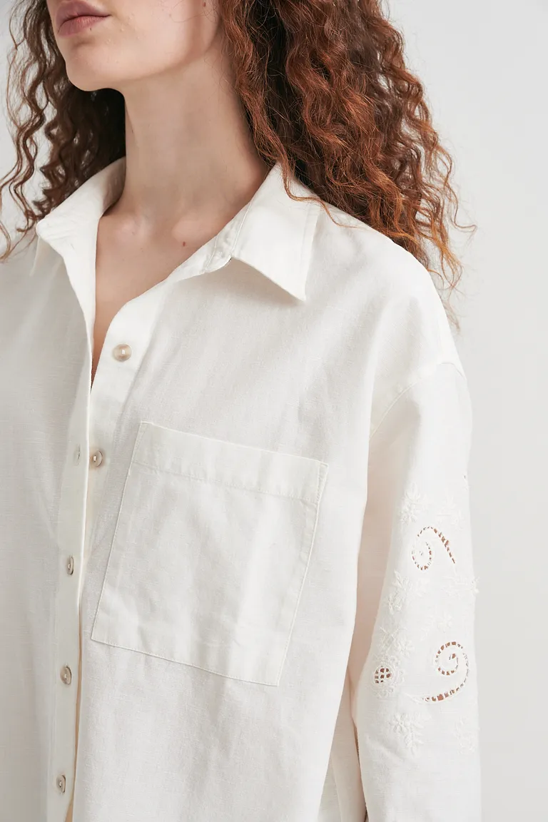 Camisa blanca de algodón con detalles de broderie y bolsillo decorativo de Sweet en Camisas para argentina