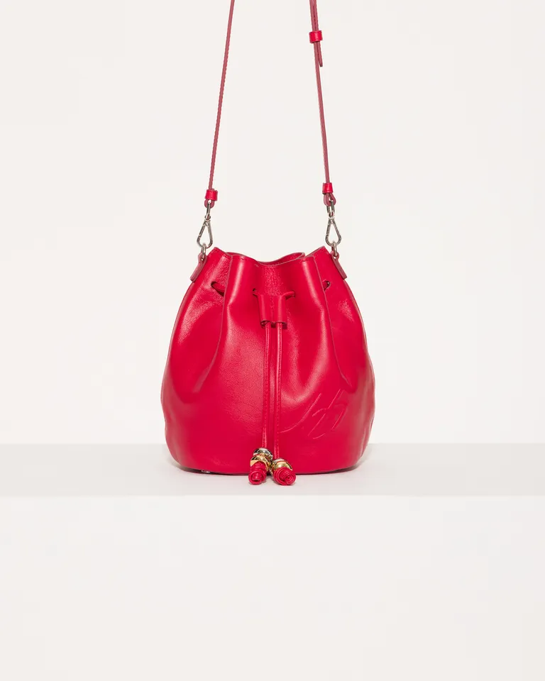 Bolso de cuero rojo estilo bucket con cierre y detalles metálicos de Jazmin Chebar en Bolsos y Carteras para argentina