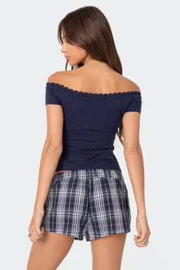 Top escote bardot con encaje xoe de Edikted en Tops para argentina