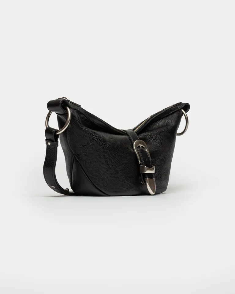 Elegante bandolera de cuero negro con hebilla metálica y correa ajustable de Prüne en Bolsos y Carteras para argentina