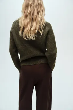 Cárdigan canalé cuello pico de Mango en Buzos y Sweaters para argentina