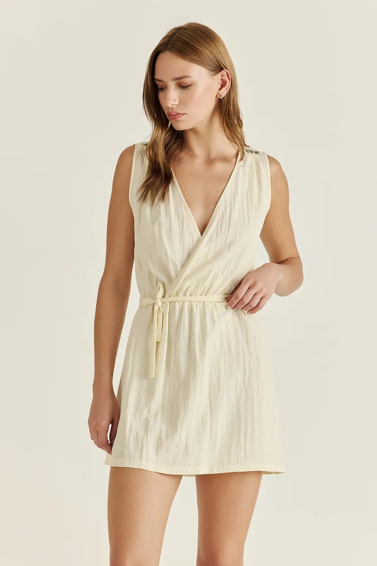 Vestido blanco con detalles exclusivos en los hombros y botones de nácar de Tucci en Vestidos para argentina