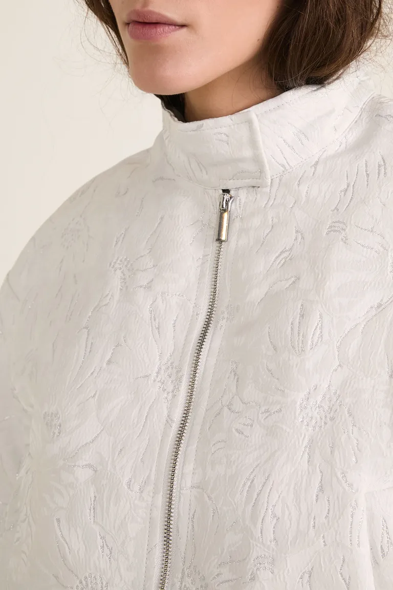 Campera corta con cierre frontal y cuello de solapa en textura jacquard para mujer de Cuesta Blanca en Chaquetas para argentina