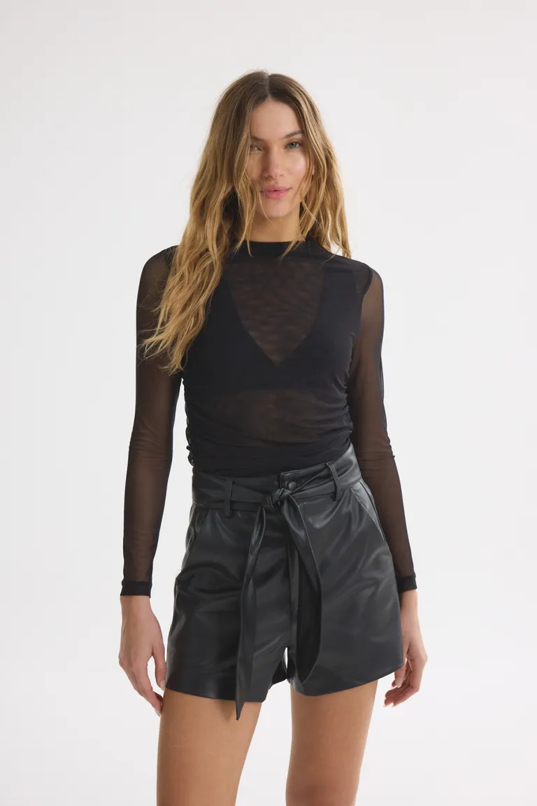 Remera de manga larga en color negro, perfecta para cualquier ocasión de Akiabara en Remeras para argentina