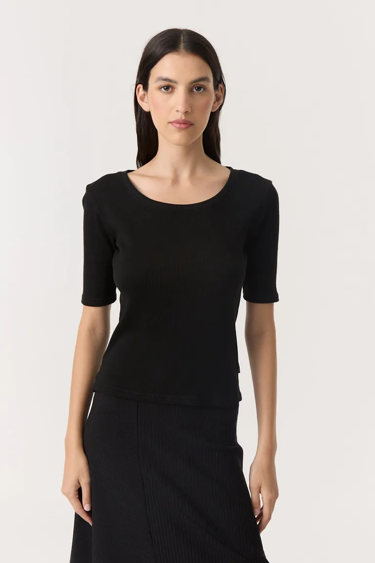 Remera de calce al cuerpo con escote redondo y mangas hasta el codo de Furzai en Remeras para argentina