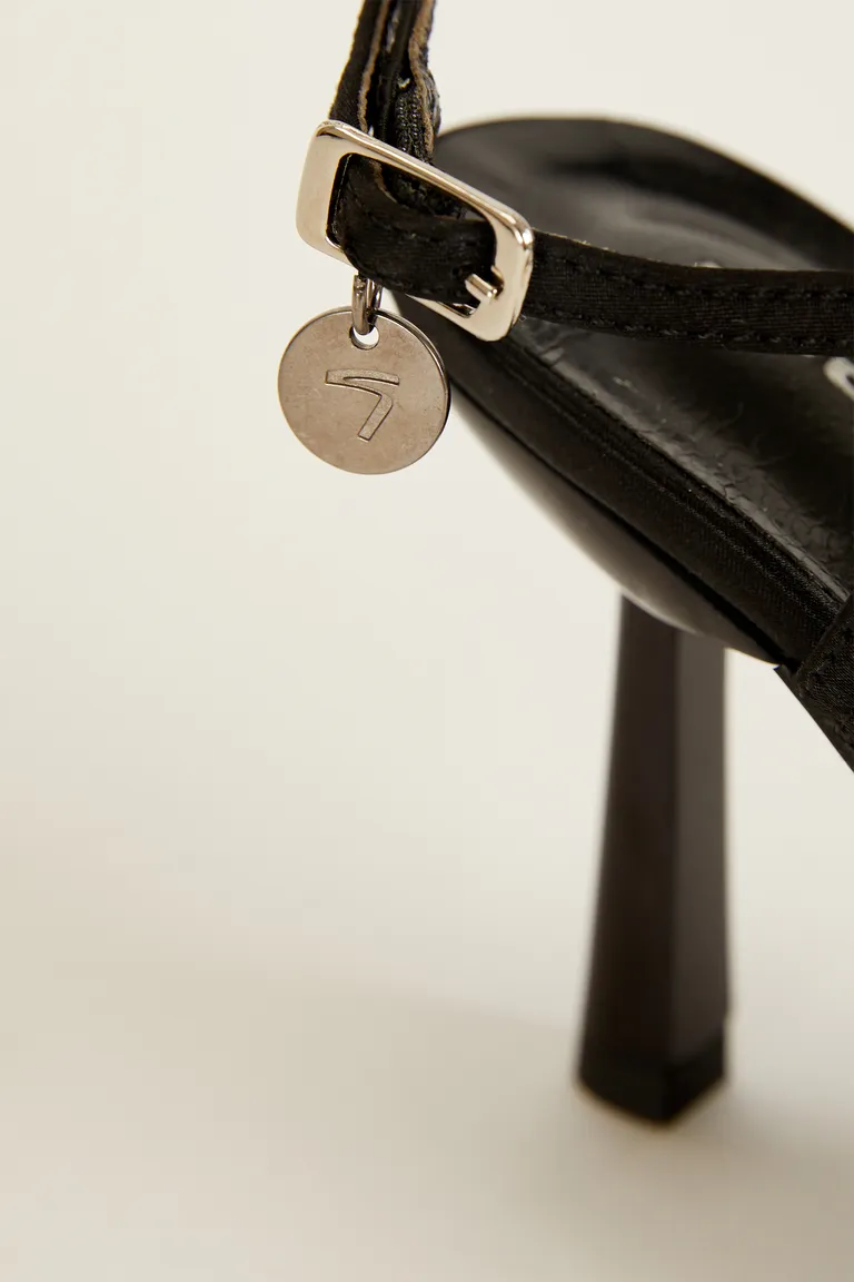 Sandalia de taco con pulsera y dije personalizado para uso diurno y nocturno de Tucci en Sandalias para argentina