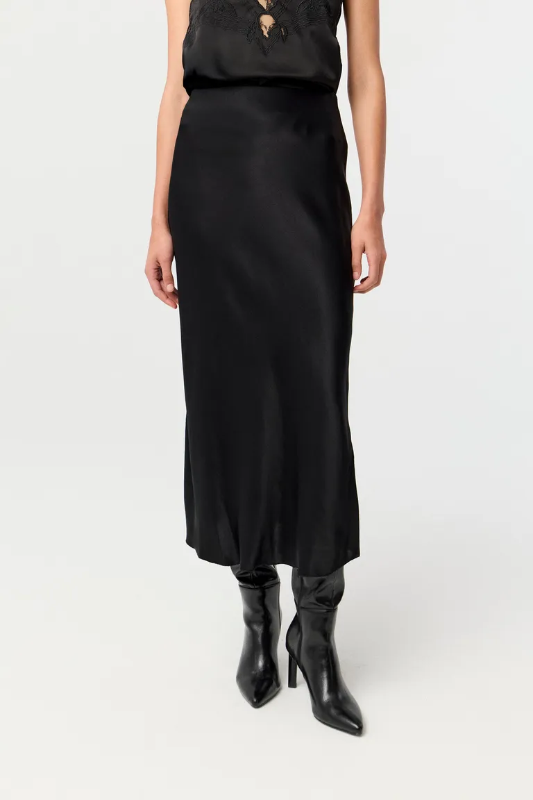 Pollera midi de tiro alto con cierre invisible lateral y silueta fluida de largo medio de Markova en Faldas para argentina