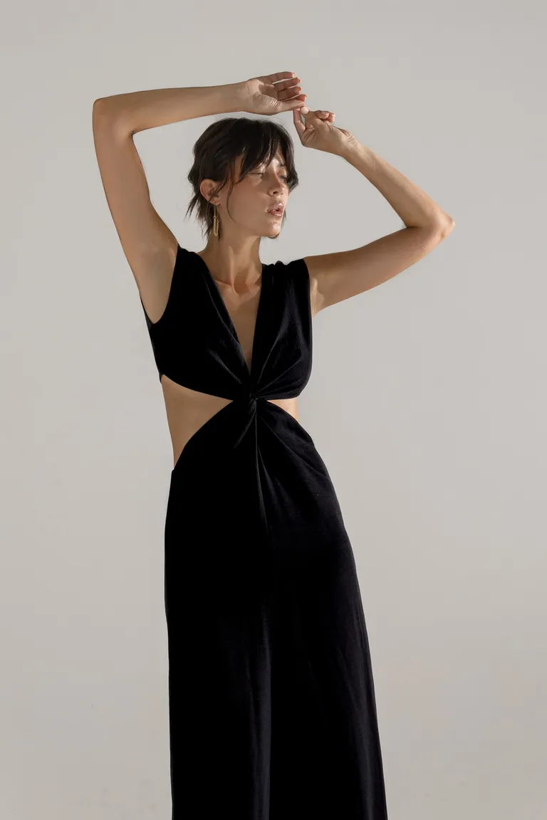 Vestido largo negro con abertura frontal y corte en la cintura de Akiabara en Vestidos para argentina