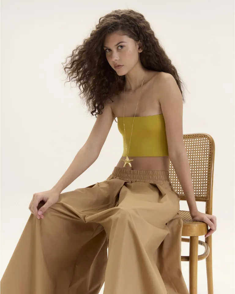 Elegante top sin mangas en tela vaporosa con diseño bandeau para una silueta femenina de Blue Sheep en Tops para argentina