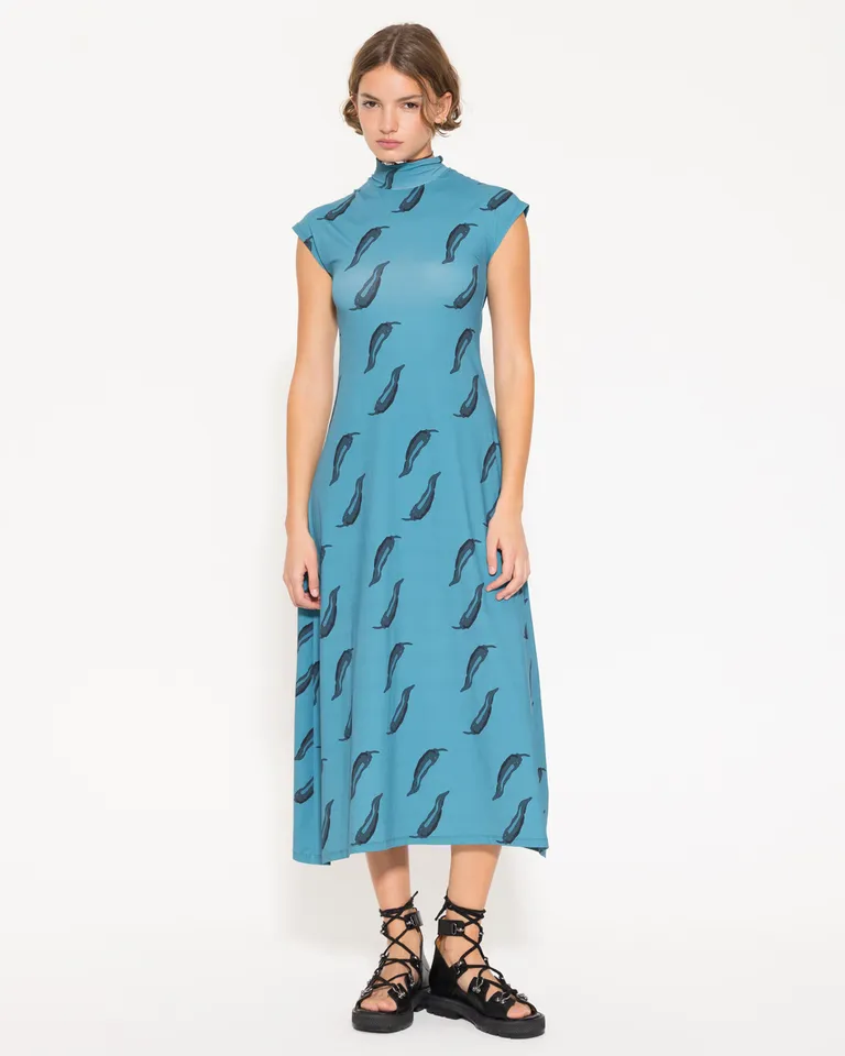 Vestido azul con estampa de plumas, corte evasé para un look moderno y elegante de Jazmin Chebar en Vestidos para argentina