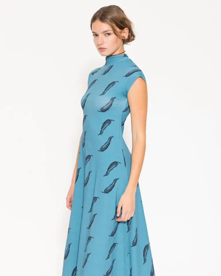 Vestido azul con estampa de plumas, corte evasé para un look moderno y elegante de Jazmin Chebar en Vestidos para argentina