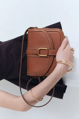 Bandolera efecto cuero hebilla de Mango en Bolsos y Carteras para argentina