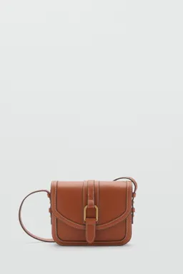 Bandolera efecto cuero hebilla de Mango en Bolsos y Carteras para argentina