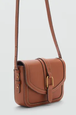 Bandolera efecto cuero hebilla de Mango en Bolsos y Carteras para argentina