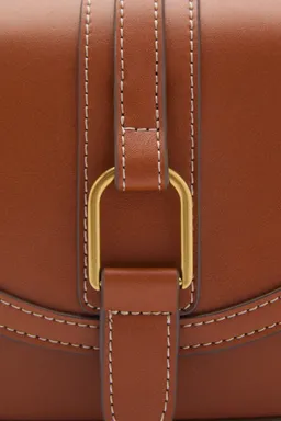 Bandolera efecto cuero hebilla de Mango en Bolsos y Carteras para argentina