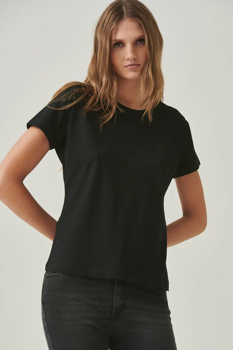 Remera negra de manga corta y escote redondo para mujer de Sweet en Remeras para argentina