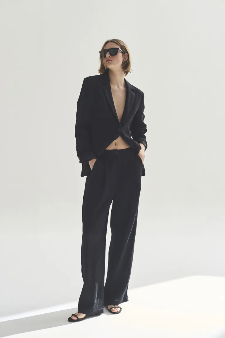 Pantalón negro de corte clásico para mujer, diseño versátil y elegante de Akiabara en Pantalones para argentina