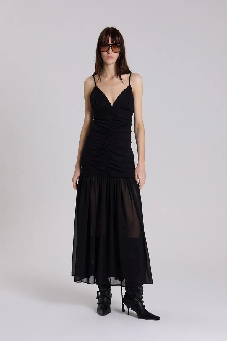 Vestido negro largo de escote en V y falda con vuelo de Maria Cher en Vestidos para argentina