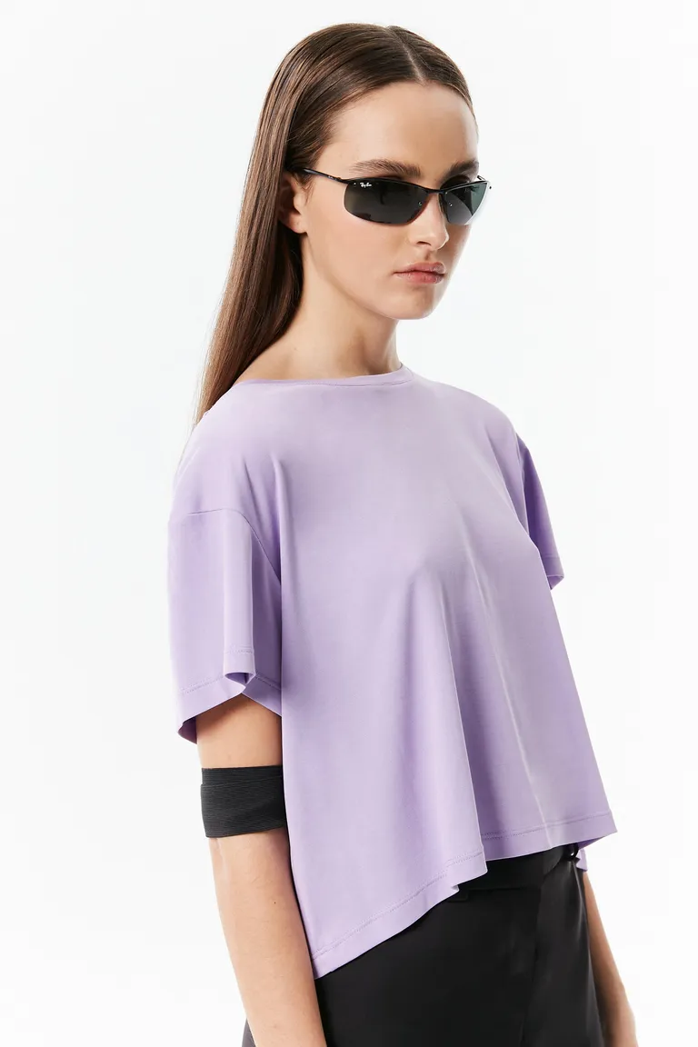 Remera de modal gamuzado lila de corte suelto y cuello redondo de Naíma en Remeras para argentina