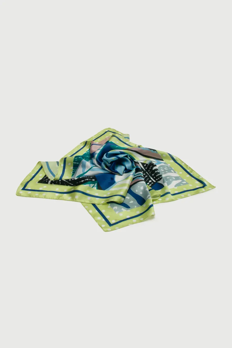 Pañuelo de seda con estampado botánico, un accesorio de moda versátil y elegante de Markova en Bufandas y Pañuelos para argentina