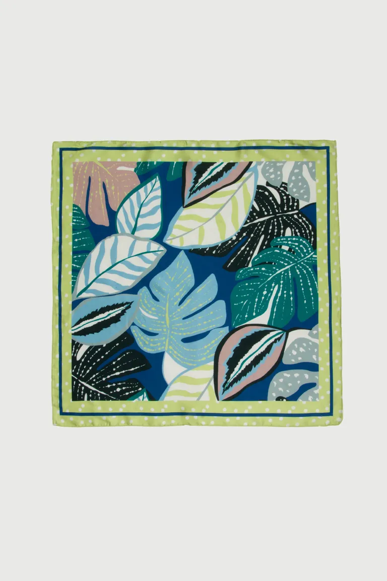Pañuelo de seda con estampado botánico, un accesorio de moda versátil y elegante de Markova en Bufandas y Pañuelos para argentina