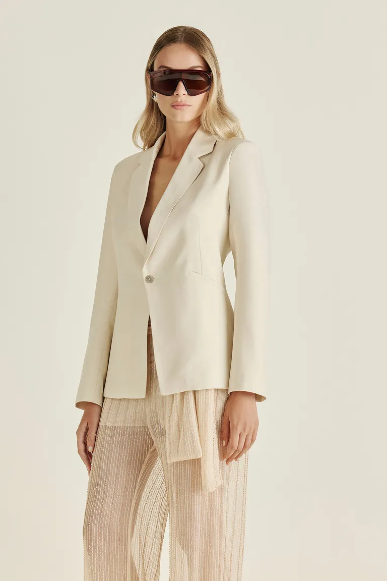 Saco blanco satinado con recorte trasero, diseño exclusivo y de edición limitada de Tucci en Blazers para argentina