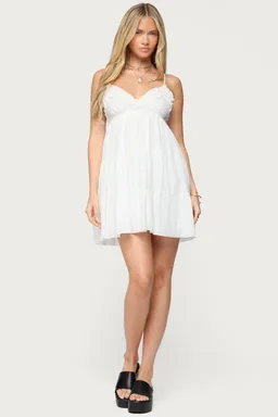 Vestido babydoll bianca con volantes de Edikted en Vestidos para argentina