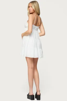 Vestido babydoll bianca con volantes de Edikted en Vestidos para argentina