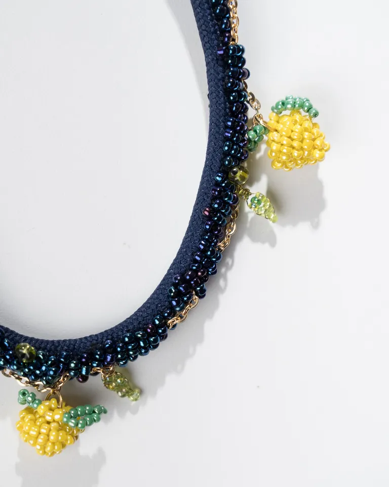 Collar bordado con charms en mostacillas de vidrio en tonos azules y amarillos de Jazmin Chebar en Bijouterie para argentina